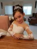 Härlig 2017 ren nacke långärmad prinsessa tulle blomma flicka klänningar för bröllop spets appliqued bow sash tjejer födelsedag fest klänning en9309