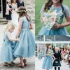 Schmutzige blaue Blumenmädchenkleider für die Hochzeit, kurze Ärmel, Spitze und Tüll, Mädchen-Festzug-Kleider, Knöpfe hinten, Baby-Geburtstagsparty-Kleid