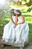 Plaża Boho Flower Girls Sukienki na Wesela 2017 Tanie Halter Pełna Koronka Bez Backlesji Długość Floor First Communion Dresses Custom Made EN4064