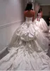 Robes incroyables satin entier décolleté robe de bal robes de mariée avec des strass perlés
