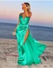 Romantisk Silk Satin Green Prom Klänning Lång Bakgrundsgolv Längd Sexig Beach Side Slit Party Dresses Evening Wear Billiga