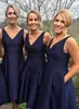 패션 네이비 블루 신부 들러리 드레스 새틴 하이 로우 v- 넥 간단한 하녀의 명예 드레스 드레스 이브닝 파티 가운 공식 무도회 드레스