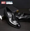 Nuovo arrivo Plus Size Scarpe da uomo in pelle di mucca vintage Business Formal Brogue Scarpe a punta intagliate Oxford vintage Abito da sposa