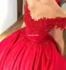 Скромное плечо красное платье с красным мяч