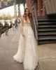 Berta spaghetti plage robes de mariée 2020 dentelle Appliqued Décoletté plongeant Backless balayage train de mariage Robes de mariée