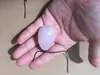 20 sztuk / partia Szybka Wysyłka 50x35mm Wiertą Natural Rose Quartz Jade Jajko Kegel Ćwiczenie jaja Yoni dla kobiet Opieka zdrowotna z torebką