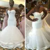 Stunning Crystal Mermaid Bröllopsklänningar Beaded Flouncing Ruched Satin Sweep Train Bröllopsklänning Plus Storlek Vit Bridal Dress