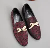 男性のためのファッションの高級カジュアルなフォーマルな靴黒/赤の本革タッセルメンズのウェディングシューズゴールドメタリックメンズスタッドドローファーAxx286