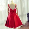 Czarowne Czerwone Backless Party Sukienki Scoop Neck Bez Rękawów Krótki Sukienka Homecoming Custom Made with Oversize Bow Sash