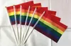 50 pz/pacco 14*21 cm gay pride Piccola bandiera nazionale arcobaleno mano sventolando bandiere Con Pennoni In Plastica Per La Decorazione Parata Sportiva