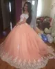 Blush Pink Sweet 16 Quinceanera Dresses Ball Gown Bateau Neck Kort ärmar Applices Tulle Plus Size Dresses Saudi Arabic Prom Dr262i