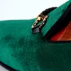 Sapatos de casamento de harpelunde Sapatos de fivela de fivela de fivela de vestido vermelho de fundo verde de veludo de veludo