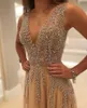 2020 Plus Storlek Bling Champagne Prom Klänningar Kristall Beaded Side Split Illusion Deep V Neck Tulle Open Back Party Dress Formal Aftonklänningar