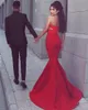 Klänningar 2019 sa Mhamad Red Prom Dresses Sexig älskling Mermaid Satin Court Train Long Evening Dresses Backless Party Gowns