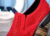 Novos Sapatos Formais de Couro Genuíno Apontou Toe Cristal Rhinestone Italiano Mens Sapatas de Vestido Sapatos de Casamento Vermelho Flats Masculinos Tamanho Grande