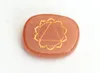 7 Chakra Stone Reiki Healing Crystal med graverade chakra -symboler Holistisk balansering Polerade palmstenar med fri påse