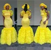 Aso Ebi Abito da sera giallo Plus Size Prom Abito da sposa con pieghe Pieghe su misura Applique Scollo speciale Design speciale Abiti da cerimonia