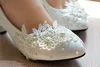 Barato Elegante Pérolas Plana Sapatos De Casamento Para A Noiva 3D Floral Appliqued Prom Saltos Altos Plus Size Dedo Apontado Lace Sapatos De Noiva