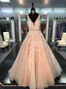 Baljurk echte prom jurken 2017 v-hals pure riemen geappliceerd kant tule vloer lengte backless blush roze formele avondjurken met sjerpen