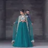 Arabski Cape Style Teal Prom Dresses 2017 Złote Koronki Aplikacje Sheer Powrót Linia Suknie Wieczorowe Tiul Długość Dubaj Formalna Party Dress