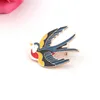 Partihandel-1pc Swallow Bird Enamel Badge Broscher för Kvinnor Present Mode Inticated Brosch Pin Lapel Pins Charm Kvinna Klänning Smycken