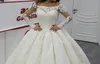 Vintage satynowa suknia balowa sukienki ślubne iluzja długie rękaw białe sukienki łódź szyja puchowe aplikacje kości słoniowej patrz przez suknię ślubną