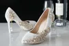 Luxo Pearls Ivory Wedding Shoes para Cristais de noiva Prom Saltos Altos Clover Rhinestones Plus Size Sapatos de dedo pontiagudos 285D