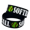 50pcs softball 1 tum bred silikongummi armband dekoration logo svart vuxen storlek för sport fans gåva