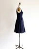 Simple azul marino Blue Cross Back Straps Prom Dress Retro Halter Style Scoop Vestido de dama de honor de la espalda Recortada Ajuste y Flare Vestido con bolsillos