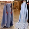 Saudiarabiska långa kvällsklänningar Cape Style Sheer Neck Satin Sheath Prom Klänningar med en kappa Spets Appliques Formella Party Chowns