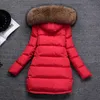 Vinter Nya Kvinnors Stora Naturliga Raccoon Fur Hooded Vit Duck Down Medium Long Parka Coat Casacos Black Red 2 Colors SMLXL