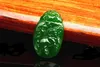 Leuchtend grüne Jade, chinesisches Tierkreiszeichen, Pferde, Schaf, Affe. Talisman-Halskettenanhänger