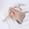 50 stks / partij Gift Wrap Linnen Bag Trekkoord Trouwchristmas Packaging Pouchs Tassen Kleine Sieraden Sachet Mini JUTE TASSEN