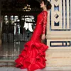 エレガントな赤いレースのウエディングのドレス2017セクシーなオープンバック長袖ティアードイブニングガウンマーメイドの床の長さのフォーマルなページェントのドレス