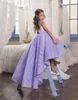 Speciale ontwerp bloem meisjes jurken juweel Sheer nek met applique hoge lage pageant jurken rug rits tiered ruches lavenda feestjurken