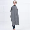 New Arrival Elegancka Lady Fryzjerstwo Przylądek Czarny I Biały Strip Włosy Cięcia Cape Suknia Regulowana Neck Button Salon Cape