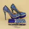 Neu eingetroffene einzigartige Design-Schuhe mit passender Tasche, blauer Strass-Party-Abschlussball, Nachtclub, High Heels, Braut- und Hochzeitsschuhe, Stiletto