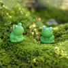 10pcs Mini Blue Eyes Frog Terrarium التماثيل الجنية حديقة مصغرة مصغرة الفقرة Mini Jardins راتنج Craft Bonsai ديكور 7031061