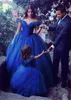 Attraktiva Tulle Off-the-Shoulder Neckline Ball Kappa Formella Klänningar Med Hot Fix Rhinestone Royal Blue Prom Lokaler Med Butterfly Dekoration