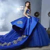 Königsblaues Ballkleid Quinceanera-Kleider, Herzausschnitt, Stickerei-Applikationen, Perlenstickerei, Gold-Satin-Tüll, Luxus-Bonbon-16-Kleider, Sweep-Zug