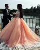 Blush Pink Ball Gown Quinceanera Klänningar Bateau Neck Korta ärmar Appliques Tulle Plus Storlek Söt 16 Klänningar Saudiarabiska Prom Klänningar