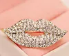 Luxury Fashion Sexy Red Lips Brosch För Kvinnor Flickor Scarf Pins Rhinestone Diamond Brosches Bröllop Brud Broscher Smycken Gift