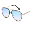 Nouvelle marque de mode Femmes de soleil Lunettes de soleil Hommes Fashion Femmes Hollow Out Alloy Pilot Sun Glasses Mens Mirror Shades UV400 Y1431404887