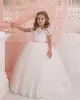 Robes de filles de fleurs blanches pour les mariages Jewel Cap Sleeve Dentelle Robe de baptême Longueur de plancher Sashed Princess Gown