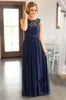 Abiti da damigella d'onore Paese economico per matrimoni Blu navy Collo gioiello Chiffon Appliques di pizzo Lunghezza del pavimento Taglie forti Abiti da damigella d'onore formale