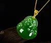 Gebruik je handen om een ​​jade te maken - grote buik Boeddha (amulet) met een gouden ketting. Kettinghanger