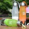 Esprimere bottiglie d'acqua di frutta con infusore da 650 ml di plastica in plastica BPA di succo di limone gratis shaker bottiglia per campeggio sportivo con scatola colorata