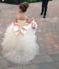 Ballkleid-Festzug-Blumenmädchenkleid mit Spaghettiträgern und großer Schleife