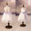 2017 Custom Flower Girl Dresses Lovely Sheer Biały Koronki Klejnot Neck Dość A-Line Open Back Cute Lily Bow Bown Wstążka Sukienka dla dziewczyn