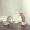 Modello di lusso Scarpe da sposa in pizzo Peep Toe Koren Scarpe da sposa bianche Piattaforma di moda Tacco a spillo Scarpe per la madre della sposa